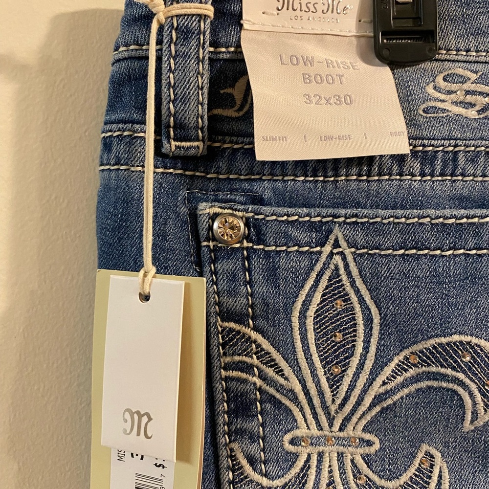 NWT Miss Me Low-Rise Boot Cut Jeans 32" Waist 30" Inseam Medium Wash Low‎ Rise - Picture 4 of 6
